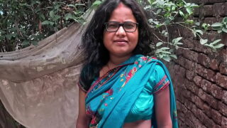 Indian Bihari horny callgirl fucking pussy by client in outdoor