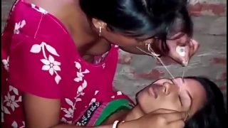 Indian-village-girl-shaping-eyebrows